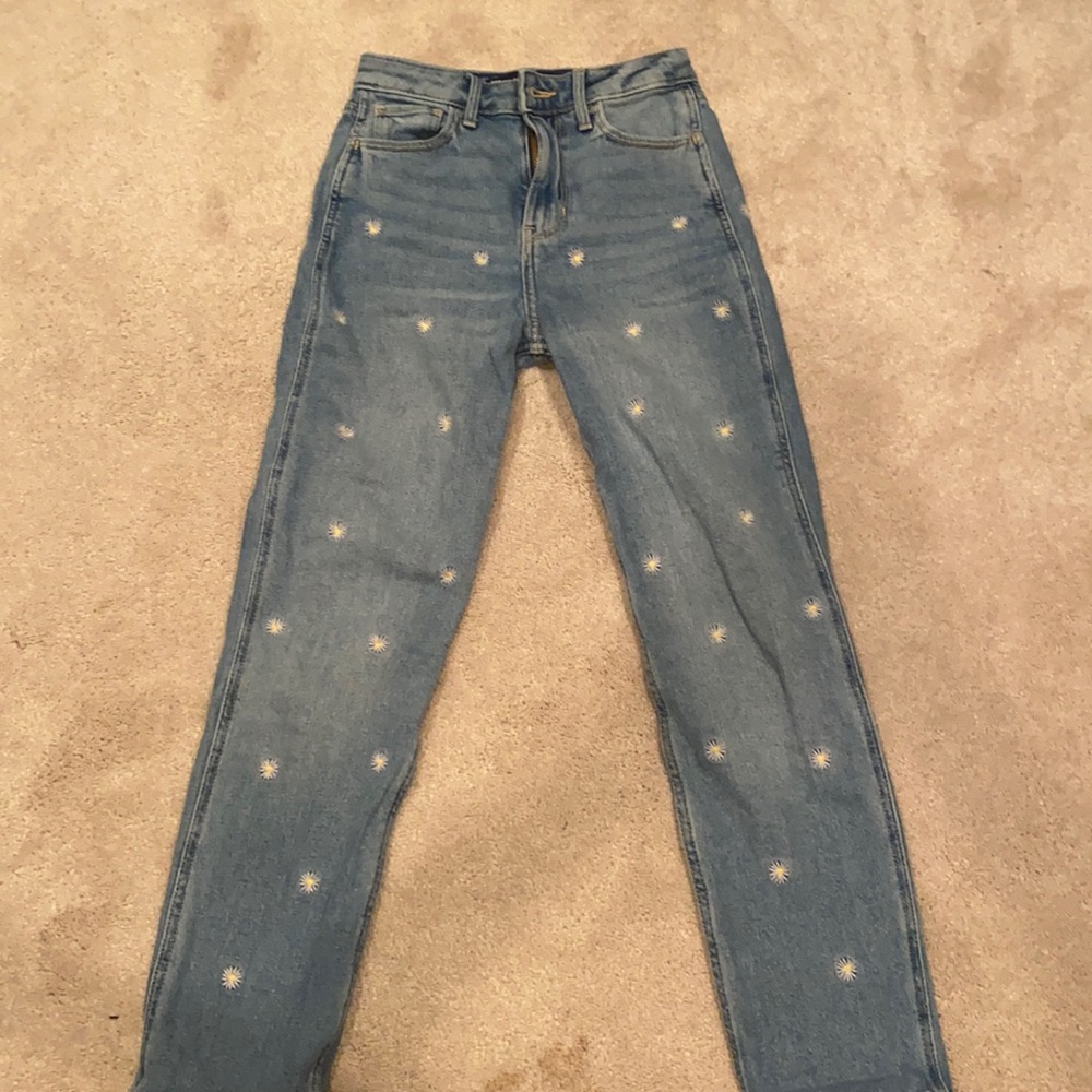 Hollister mom jeans in great condition.